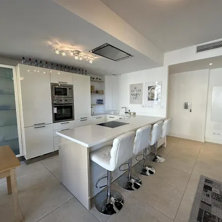 C028-nice With Terrace - Close To The